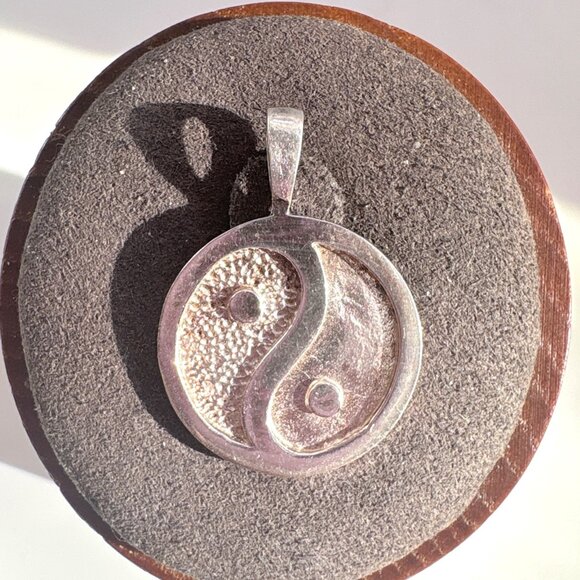 VTG Solid Sterling Silver 925 Yin Yang Design Circle Pendant Size 1" Length - Picture 1 of 9